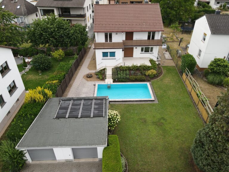 Großzügiges Haus mit Pool und einem Gartenparadies  in Erlensee