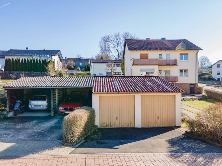 Familienidyll im Spessart: Zweifamilienhaus mit Doppelgarage und Carport
