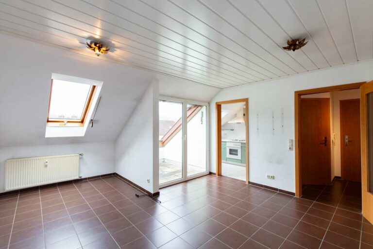 Ruhig wohnen & sofort einziehen – DG-Wohnung mit Loggia & TG-Stellplatz in Miltenberg
