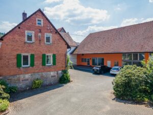 Vielseitiges Wohn- und Gewerbeanwesen mit zwei Wohnhäusern, zwei Gewerbehallen | 3.312 m² Grundstück
