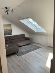 Helle Dachgeschosswohnung mit Einbauküche und gemütlichem Wohnambiente