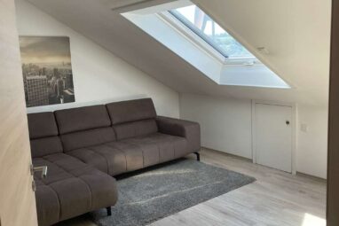 Helle Dachgeschosswohnung mit Einbauküche und gemütlichem Wohnambiente
