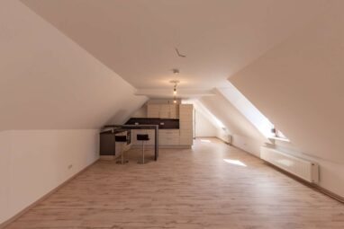 Charmante 2-Zimmer-DG-Wohnung mit Einbauküche & Stellplatz – eigener Eingang